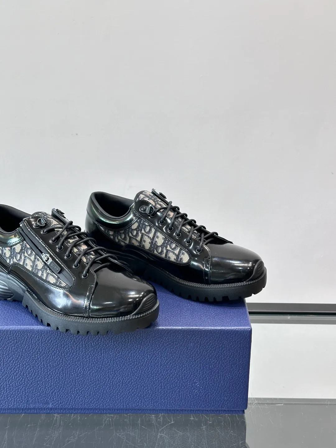 Men's shoes 💰p560 "Dio＊" Combat Derby Shoes Dior Combat Derby Shoes, black calfskin + Dior Oblique embroidery, highly recognizable. Shoelaces + technical zippers make it easy to put on and take off. The EVA hybrid soles are light and comfortable, with a sense of sportiness and fashion. They are great for daily wear or sports. They are the perfect combination of high fashion and functionality. size: 39-44 (38.45 customized)